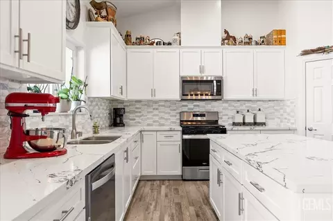 Kitchen - 17600 Ascot Ct, Tehachapi, CA 93561 photo 3 of 3