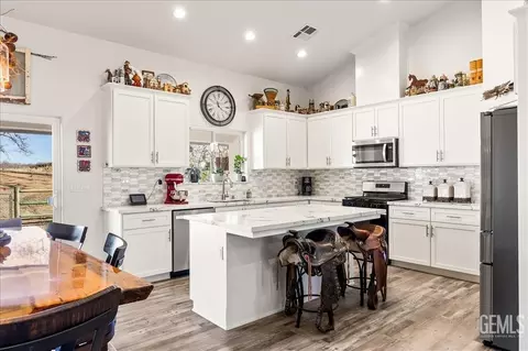 Kitchen - 17600 Ascot Ct, Tehachapi, CA 93561 photo 2 of 3