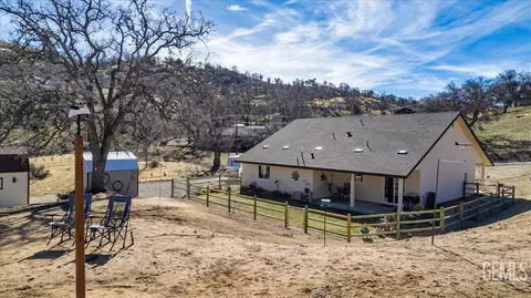 Exterior - 17600 Ascot Ct, Tehachapi, CA 93561 photo 3 of 8