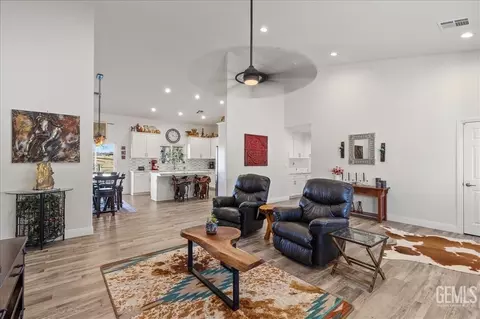 Living - 17600 Ascot Ct, Tehachapi, CA 93561 photo 2 of 2