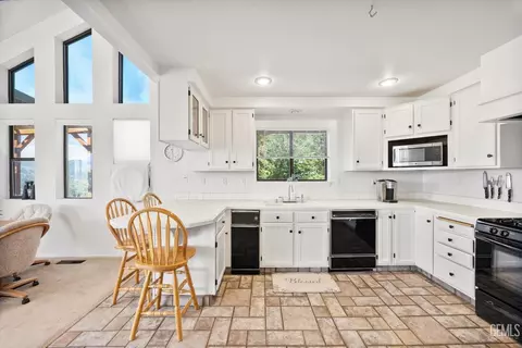 Kitchen - 27020 Barkes Way, Tehachapi, CA 93561 photo 3 of 4