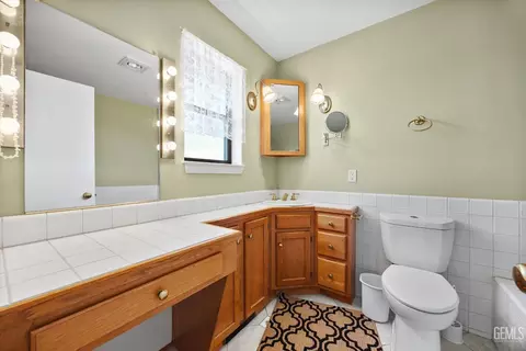 Bath - 27020 Barkes Way, Tehachapi, CA 93561 photo 1 of 2