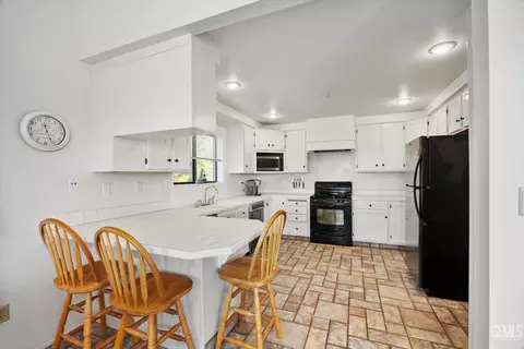 Kitchen - 27020 Barkes Way, Tehachapi, CA 93561 photo 2 of 4