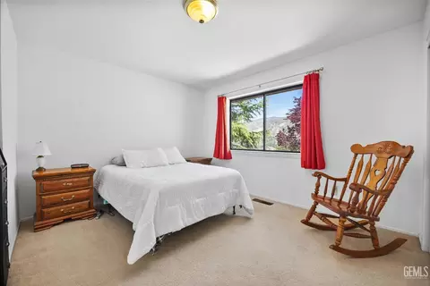 Bedroom - 27020 Barkes Way, Tehachapi, CA 93561 photo 3 of 3