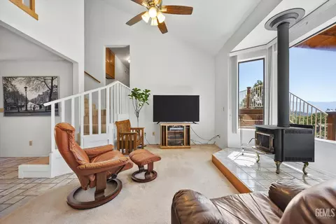 Living - 27020 Barkes Way, Tehachapi, CA 93561 photo 2 of 3