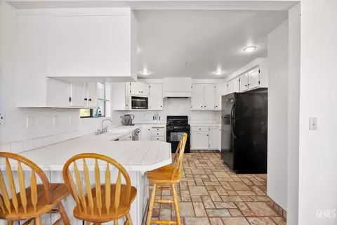 Kitchen - 27020 Barkes Way, Tehachapi, CA 93561 photo 1 of 4