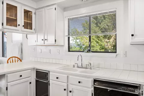 Kitchen - 27020 Barkes Way, Tehachapi, CA 93561 photo 4 of 4