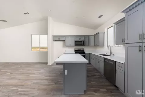 Kitchen - 28102 Valley West Rd, Taft, CA 93268 photo 1 of 3