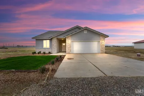 Exterior - 28102 Valley West Rd, Taft, CA 93268 photo 4 of 7
