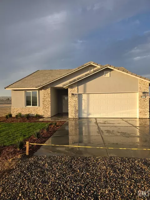 Exterior - 28102 Valley West Rd, Taft, CA 93268 photo 3 of 7