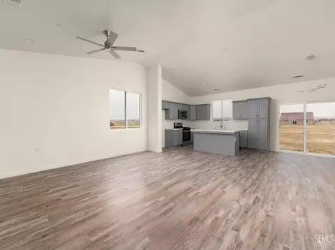 Living - 28102 Valley West Rd, Taft, CA 93268 photo 1 of 3