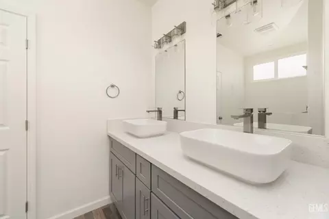 Bath - 28102 Valley West Rd, Taft, CA 93268 photo 2 of 3