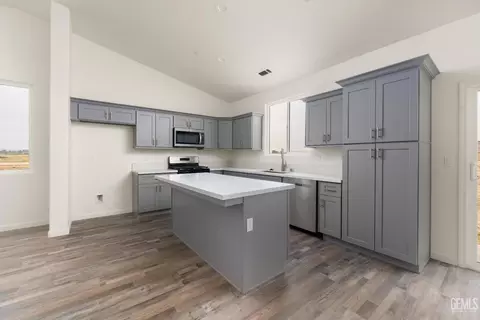 Kitchen - 28102 Valley West Rd, Taft, CA 93268 photo 3 of 3
