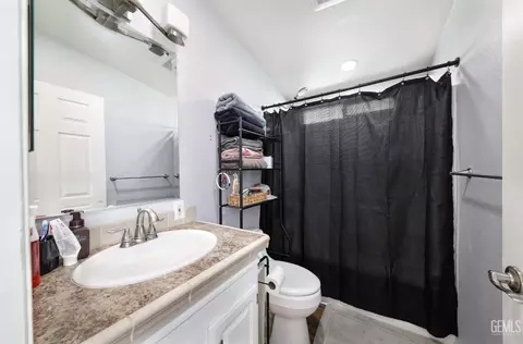 Bath - 250 E Telegraph Rd #211, Fillmore, CA 93015 photo 1 of 2