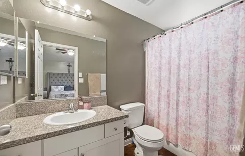 Bath - 1410 Miranda Pl, Arvin, CA 93203 photo 1 of 2