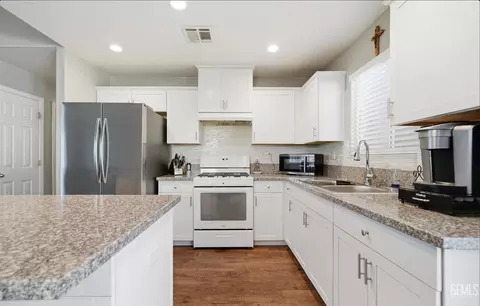 Kitchen - 1410 Miranda Pl, Arvin, CA 93203 photo 1 of 2