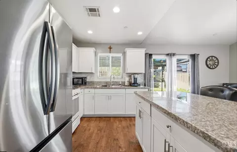 Kitchen - 1410 Miranda Pl, Arvin, CA 93203 photo 2 of 2