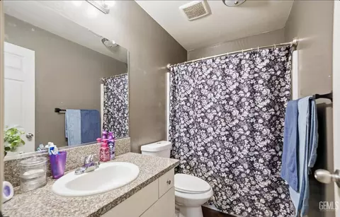 Bath - 1410 Miranda Pl, Arvin, CA 93203 photo 2 of 2