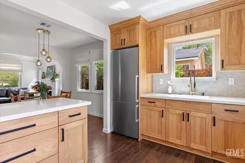 Kitchen - 304 W D St, Tehachapi, CA 93561 photo 4 of 5
