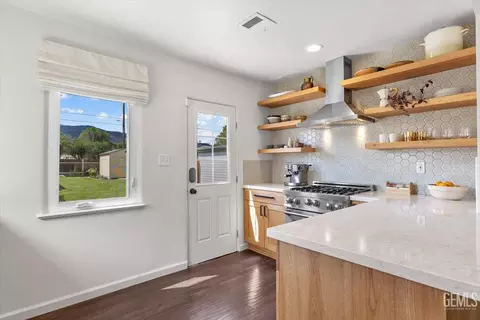 Kitchen - 304 W D St, Tehachapi, CA 93561 photo 2 of 5