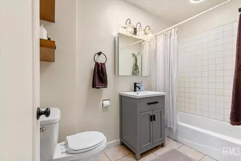 Bath - 304 W D St, Tehachapi, CA 93561 photo 1 of 2