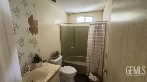 Bath - 1 Tee Ln, Bakersfield, CA 93308 photo 1 of 2