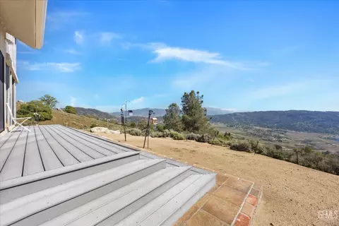 Exterior - 24930 Paramount Dr, Tehachapi, CA 93561 photo 7 of 8