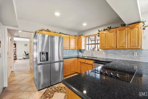 Kitchen - 24930 Paramount Dr, Tehachapi, CA 93561 photo 3 of 5