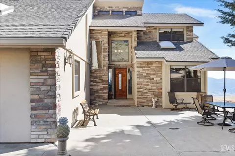 Exterior - 24930 Paramount Dr, Tehachapi, CA 93561 photo 4 of 8