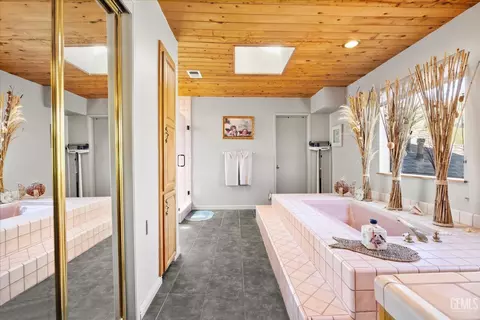 Bath - 24930 Paramount Dr, Tehachapi, CA 93561 photo 2 of 8
