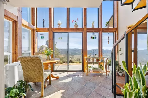 Entry Way - 24930 Paramount Dr, Tehachapi, CA 93561 photo 3 of 6