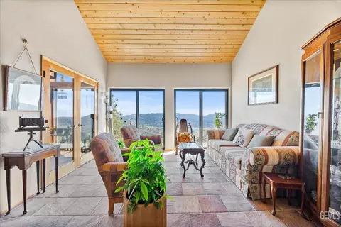 Living - 24930 Paramount Dr, Tehachapi, CA 93561 photo 3 of 4