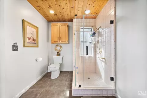 Bath - 24930 Paramount Dr, Tehachapi, CA 93561 photo 6 of 8