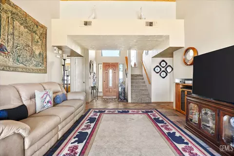 Entry Way - 24930 Paramount Dr, Tehachapi, CA 93561 photo 1 of 6