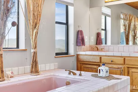 Bath - 24930 Paramount Dr, Tehachapi, CA 93561 photo 5 of 8