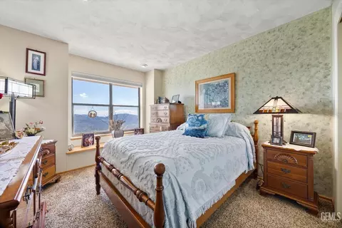 Bedroom - 24930 Paramount Dr, Tehachapi, CA 93561 photo 5 of 5