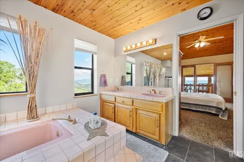Bath - 24930 Paramount Dr, Tehachapi, CA 93561 photo 4 of 8