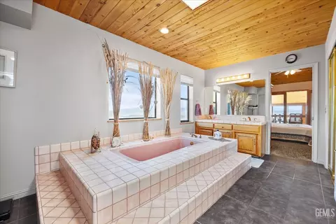 Bath - 24930 Paramount Dr, Tehachapi, CA 93561 photo 7 of 8
