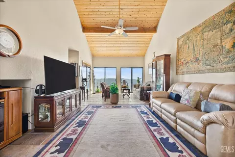 Living - 24930 Paramount Dr, Tehachapi, CA 93561 photo 2 of 4