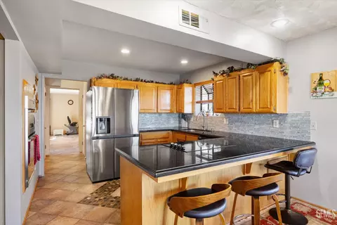 Kitchen - 24930 Paramount Dr, Tehachapi, CA 93561 photo 2 of 5