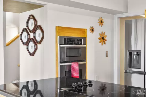 Kitchen - 24930 Paramount Dr, Tehachapi, CA 93561 photo 4 of 5