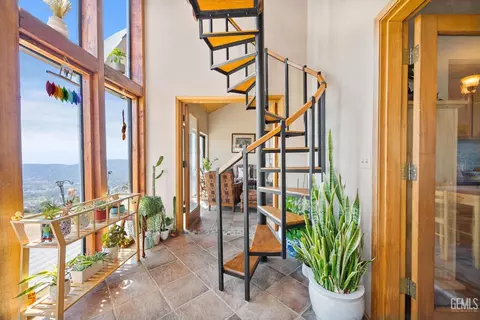 Entry Way - 24930 Paramount Dr, Tehachapi, CA 93561 photo 4 of 6