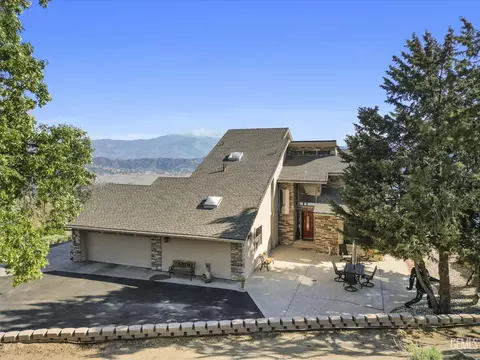 Exterior - 24930 Paramount Dr, Tehachapi, CA 93561 photo 2 of 8