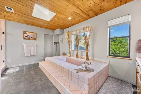 Bath - 24930 Paramount Dr, Tehachapi, CA 93561 photo 3 of 8