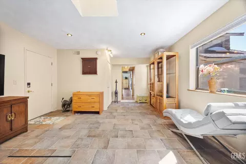 Entry Way - 24930 Paramount Dr, Tehachapi, CA 93561 photo 5 of 6