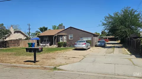 9820 Greenacres Dr, Bakersfield, CA 93312