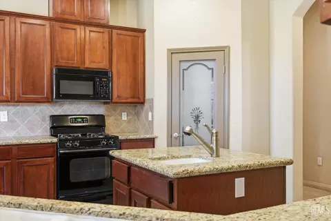 Kitchen - 11001 Efada Dr, Bakersfield, CA 93312 photo 7 of 7