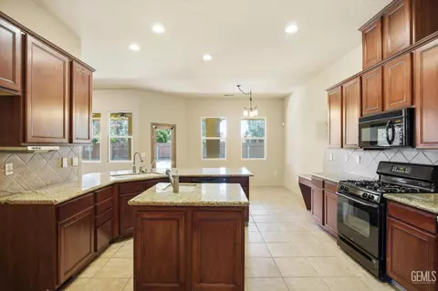 Kitchen - 11001 Efada Dr, Bakersfield, CA 93312 photo 3 of 7