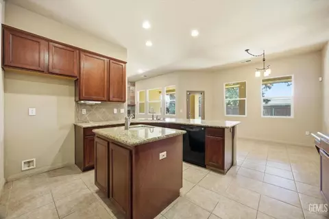 Kitchen - 11001 Efada Dr, Bakersfield, CA 93312 photo 4 of 7