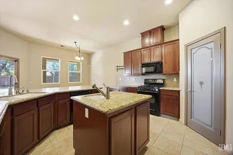 Kitchen - 11001 Efada Dr, Bakersfield, CA 93312 photo 5 of 7